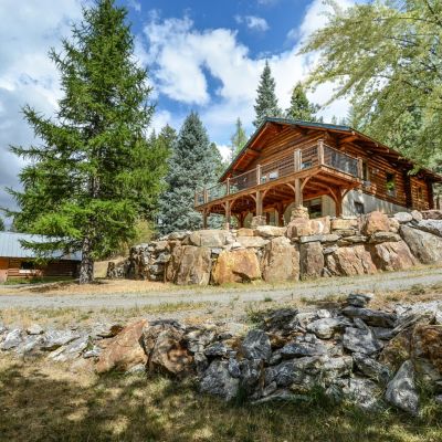 Maison en bois naturel, en montagne